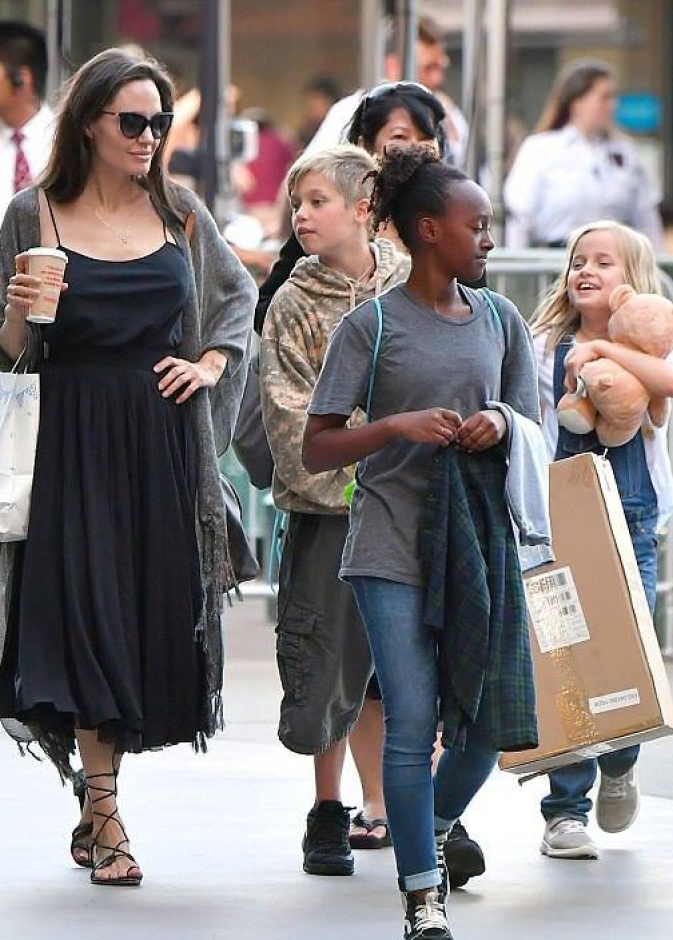 أنجلينا جولي تبدو سعيدة برفقة أطفالها خلال جولة تسوق برفقتهم في لوس أنجلوس