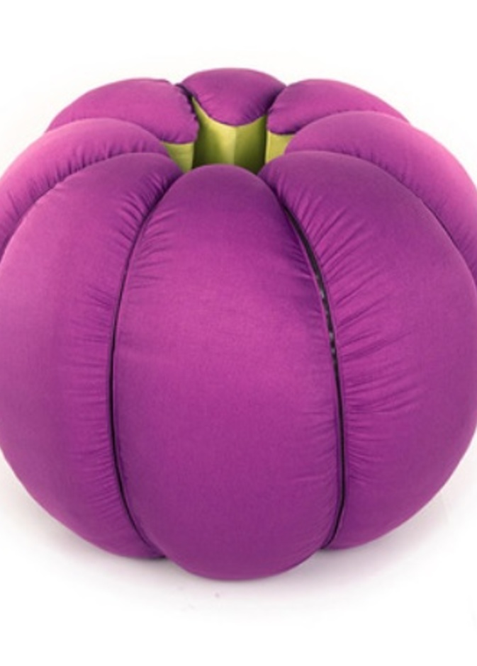 بوف مميز على شكل فاكهة المندرين من تصميم  Vyacheslav Chupakhin and Gennady Martynov