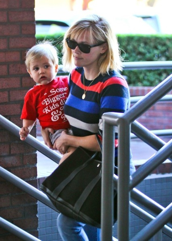 بالصور: Reese Witherspoon تصطحب طفلها إلى الحضانة