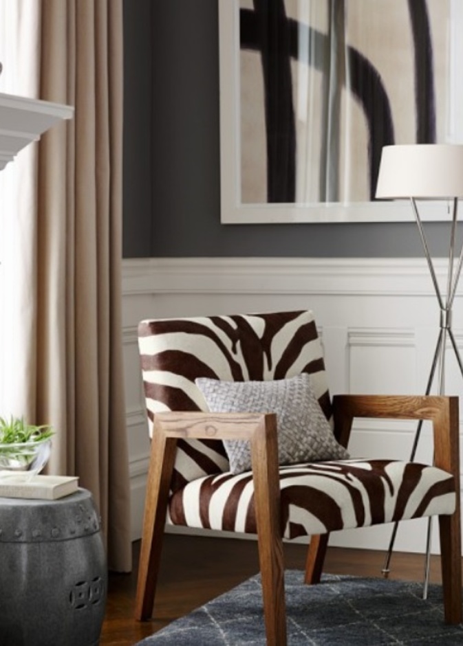  أضاف قماش الكرسي بنقشة الحمار الوحشي لمسة برية على المكان