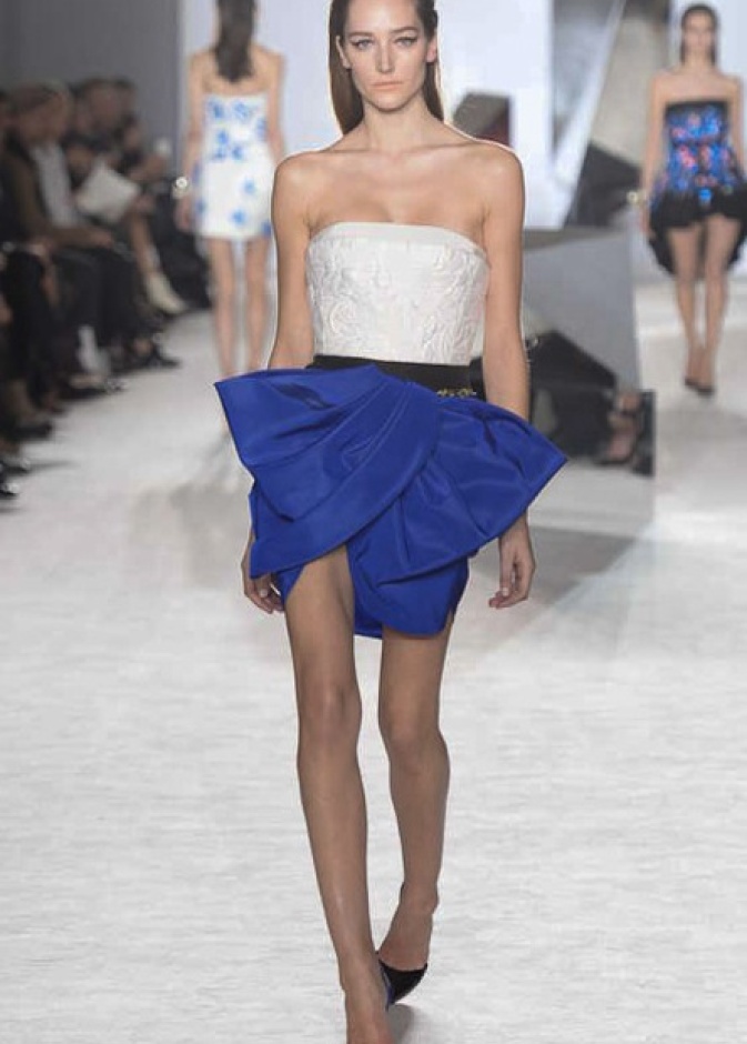 فستان بعقدة معقوصة حول الوركين من مجموعة Giambattista Valli SS 2014