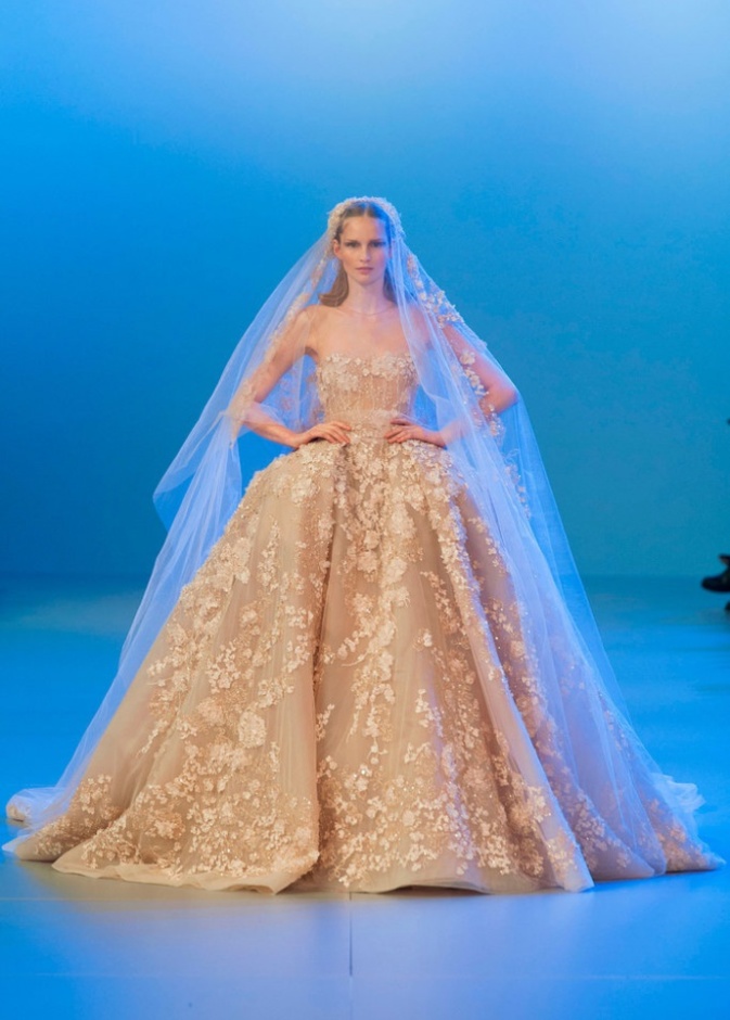 فستان زفاف بلون البيج الذهبي من مجموعة Elie Saab Haute Couture Spring 2014