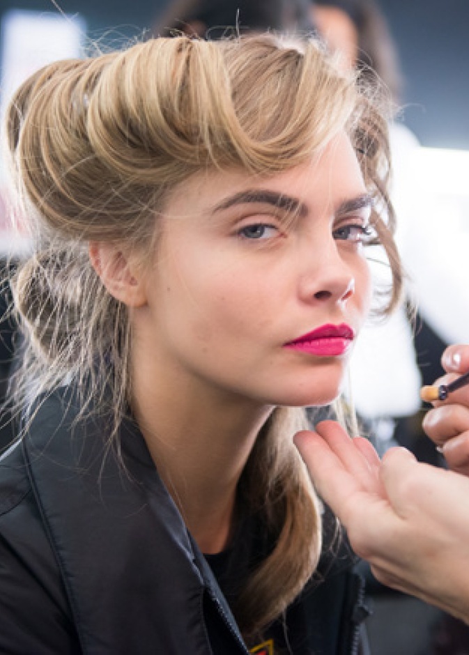  كارا ديليفين وحاجباها الشهيران في كواليس عروض أزياء ربيع وصيف 2013