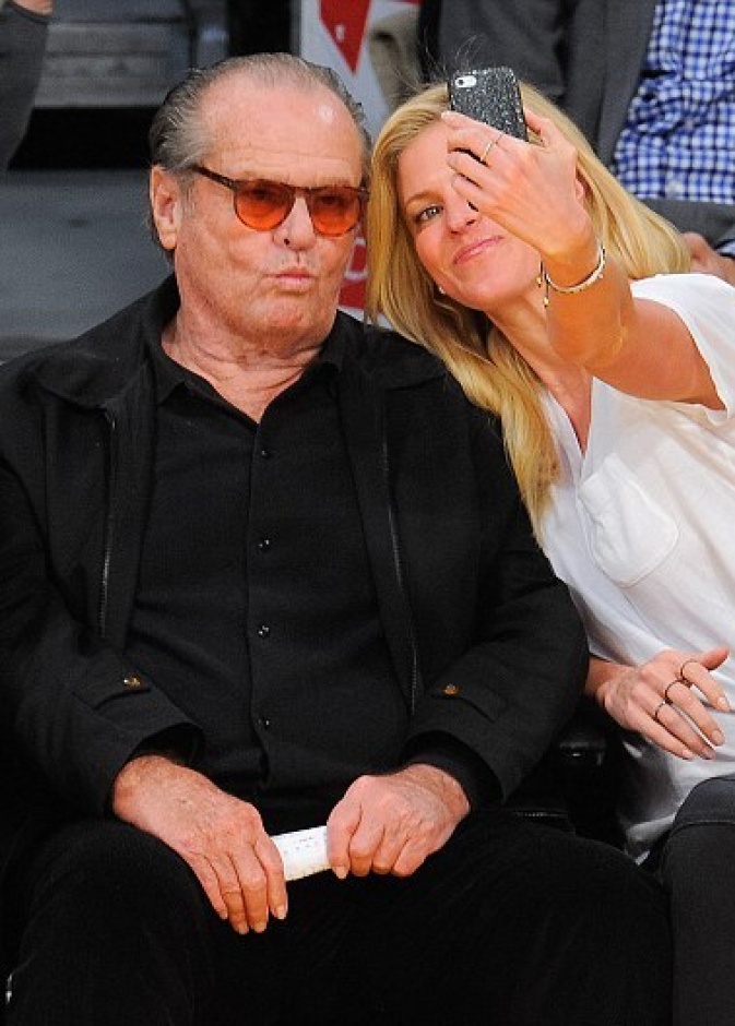 جاك نيكلسون يقوم بحركة طريفة بفمه أمام عدسة الكاميرا كما تفعل عارضات الازياء في الجلسات التصويرية