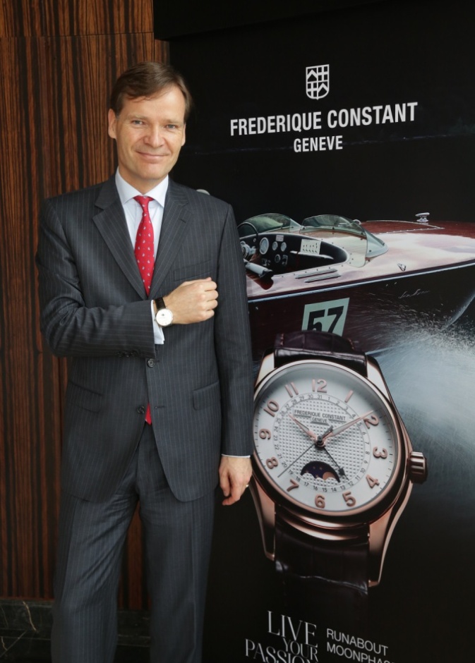 السيد بيتر ستاس يرتدي احد تصاميم دار Frederique Constant