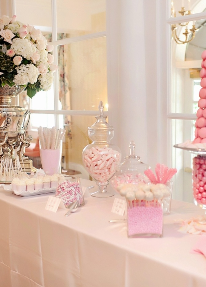 ثيم وردي يجمع ما بين المكرونز وحلويات باللون الوردي