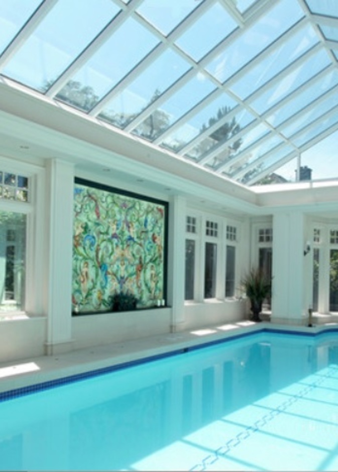 مسبح داخلي بسقف زجاجي من تصميم Alka Pool Construction