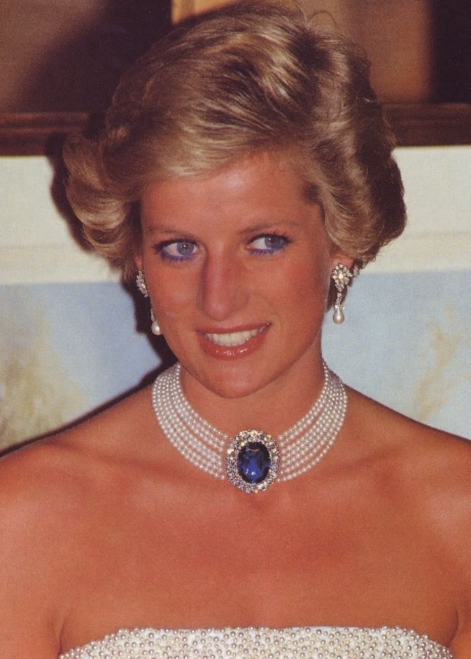 ديانا ترتدي عقدها اللؤلؤي المفضل في إحدى المناسبات.