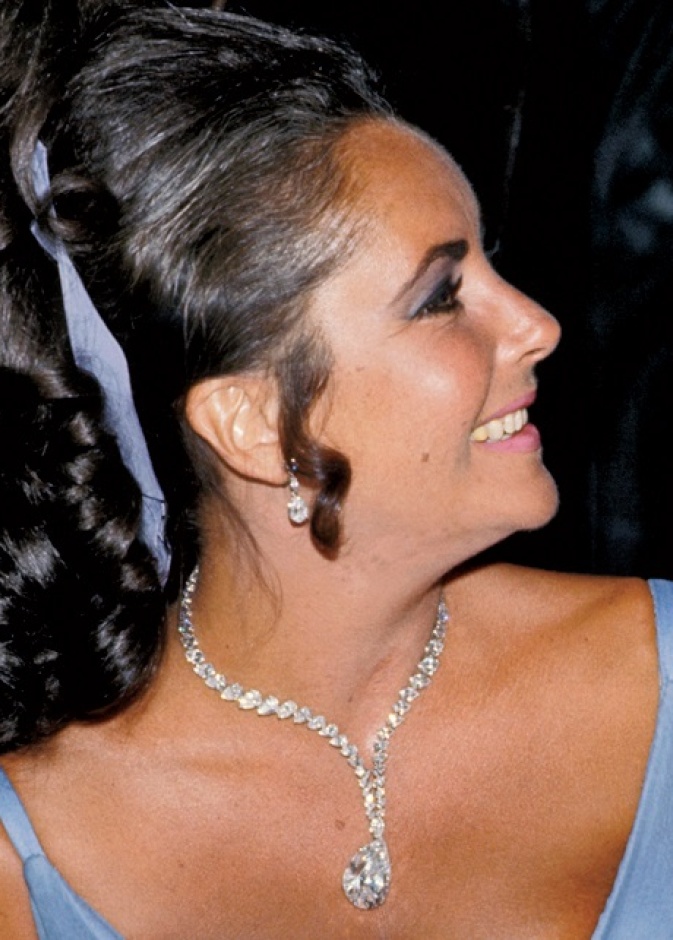  إليزابيث تايلور ترتدي عقدها الرائع في حفل الأوسكار عام 1970م.