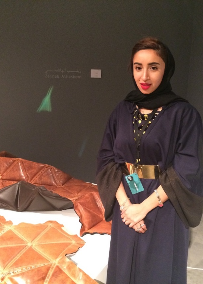 الإماراتية زينب الهاشمي في معرض أيام التصميم دبي