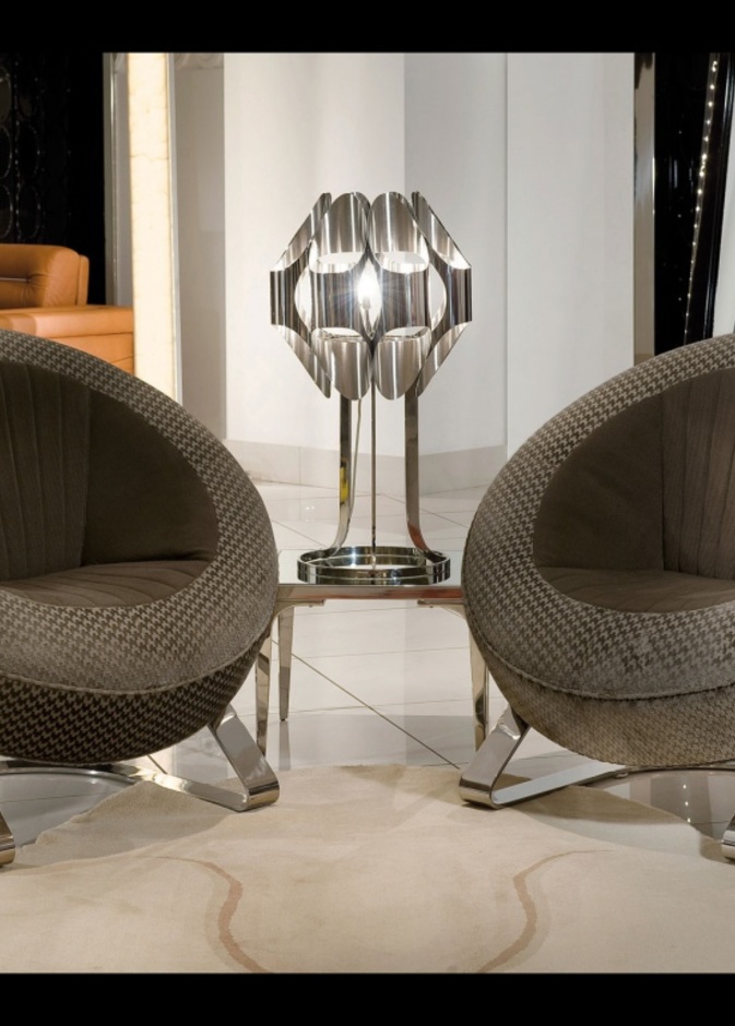 كراسي بشكلها الدائري الرائع المنجدة بالنسيج الرمادي مع قاعدة من الإستنالس ستيل المطلي بالكروم