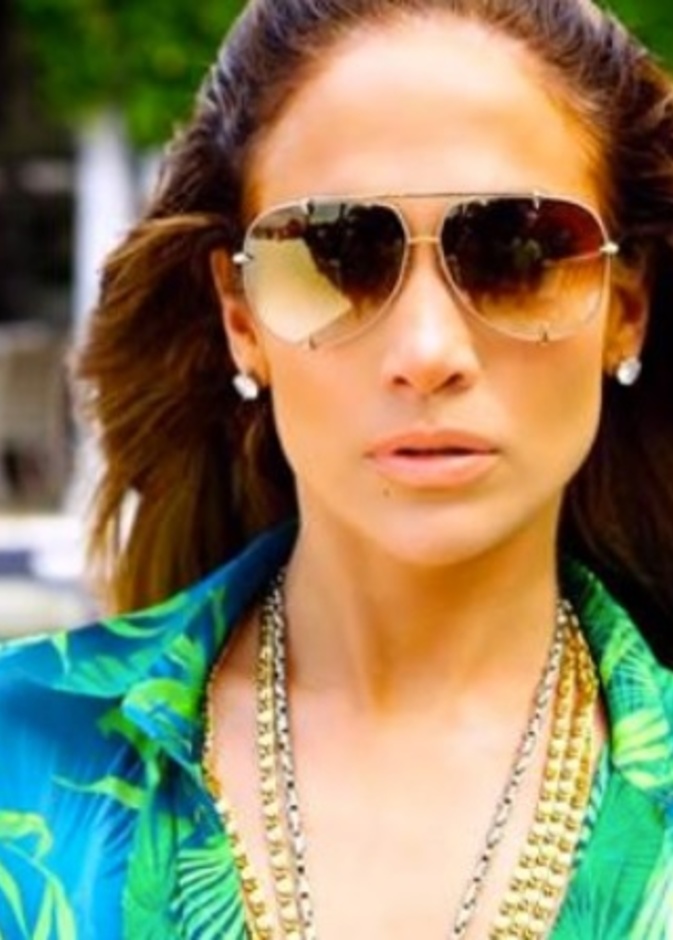 جينيفر لوبيز كما تظهر في تصوير الفيديو الخاص بالأغنية