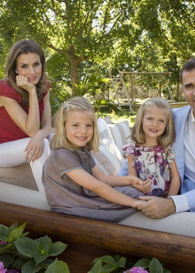  صورة عائلية للأميرة وزوجها وابنتيها فى حديقة القصر