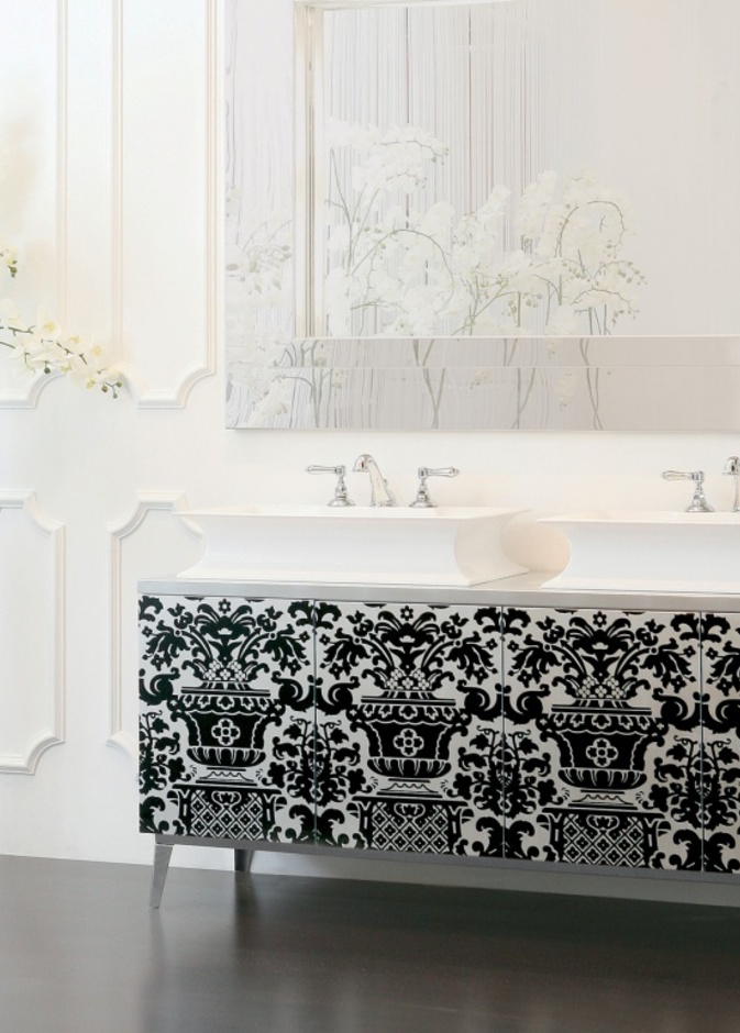 خزانة رائعة من ورق الفضة التي تعتبر قطعة أثاث راقية بالحمام بالإستايل الدمشقي الأسود