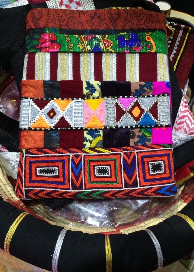 منتجات مركز سليسلة من أعمال الأسر المنتجة التي ترعاها جمعية الفيصلية.