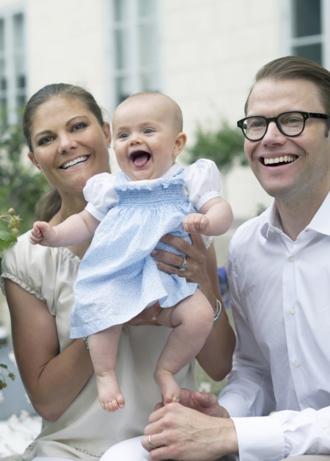 الأميرة فيكتوريا وزوجها وابنتها فى شرفة القصر