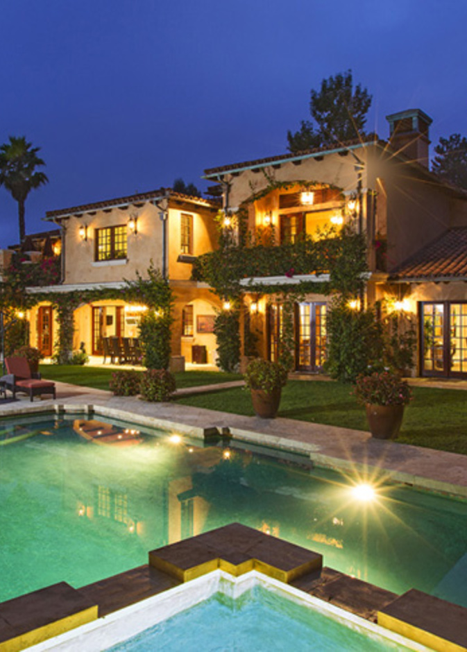  واجه المنزل ليلا مع أضواء خافتة رائعة النظر