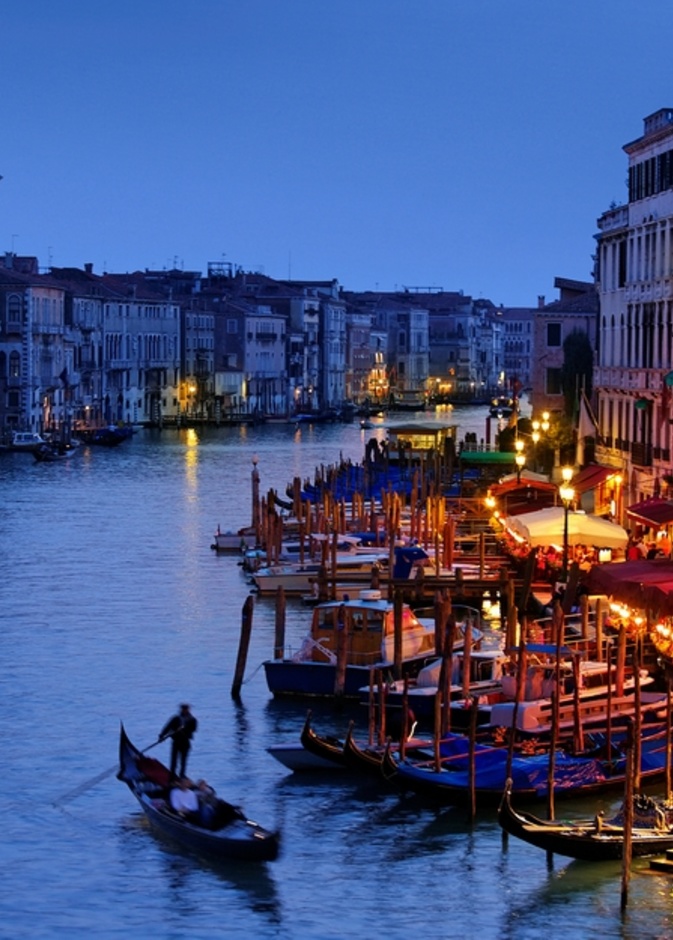 جزيرة فينسيا أو البندقية المتصلة بجسور البر الرئيسية في إيطاليا