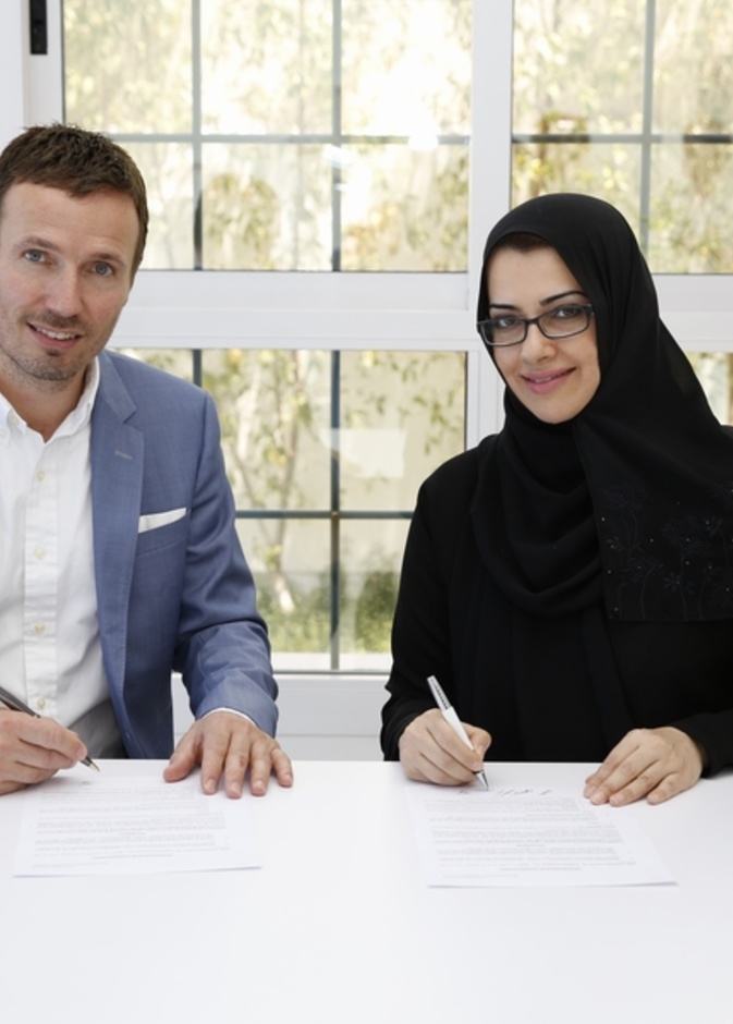 للارس سكوت وسوسن الماضي خلال توقيع مذكرة التفاهم.