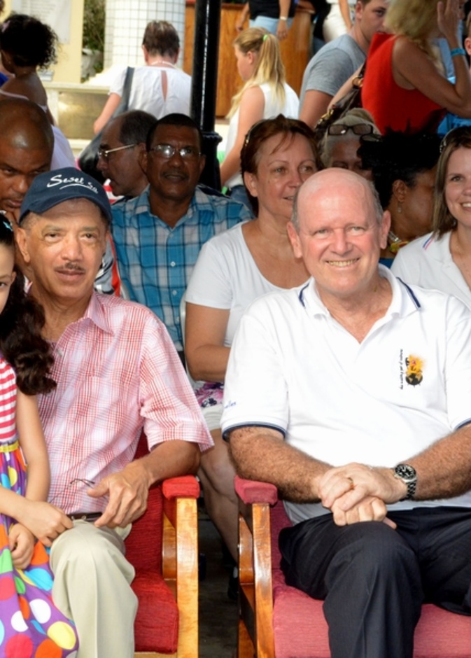 صورة عائلية للرئيس وإبنته والوزير وعائلته.