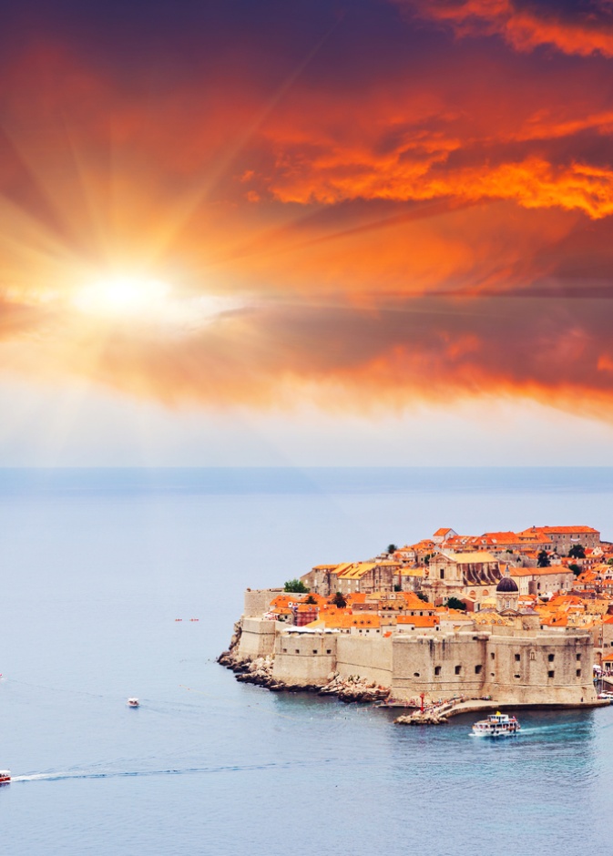 غروب الشمس الملونة مهيب على البلدة القديمة من مدينة دوبروفنيك