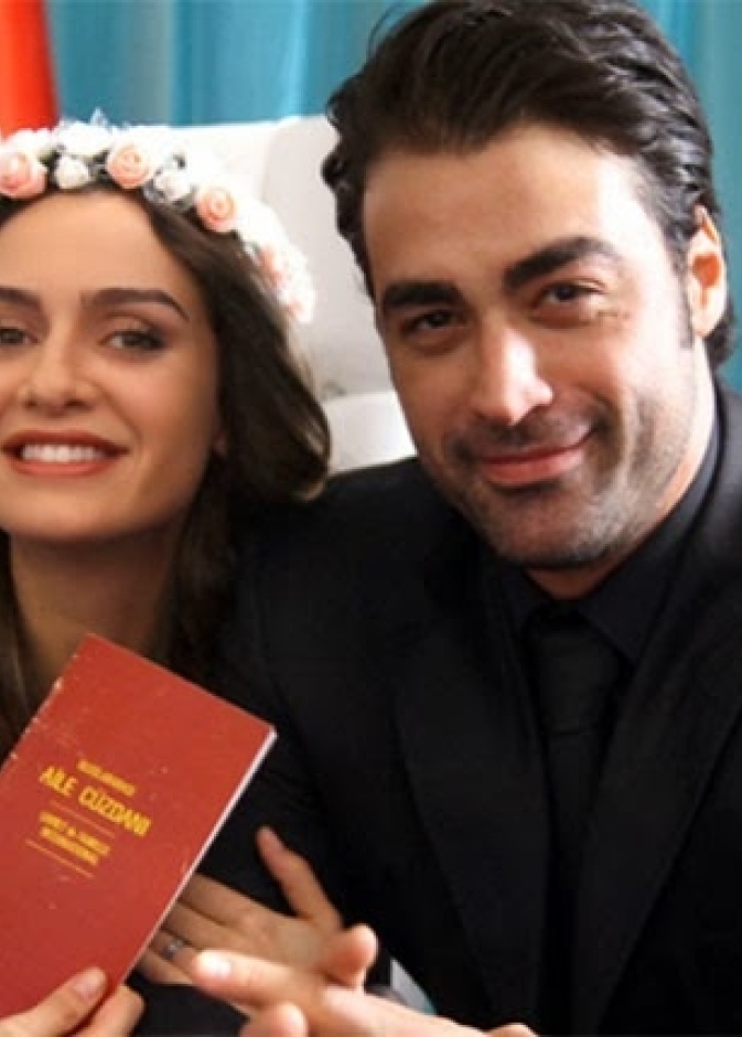 خطوبة بيرجي أكلاي وسارب ليفيند أغلو 