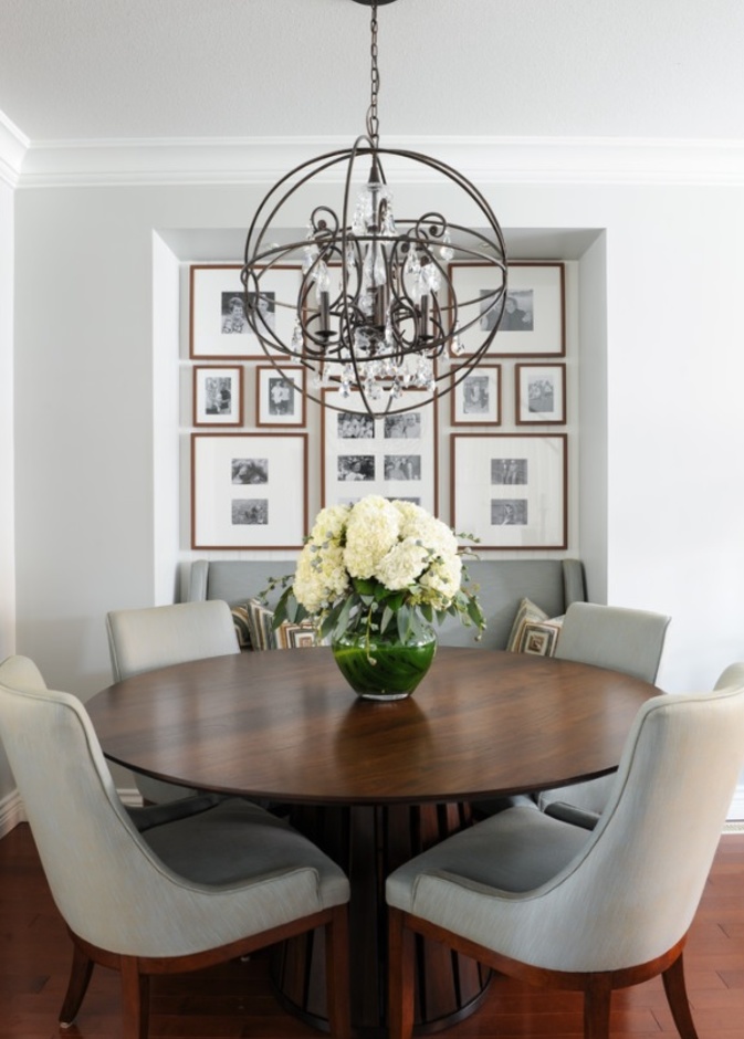 عرض الصور في تجويف جداري يضيف بعداً أنيقاً للغرفة