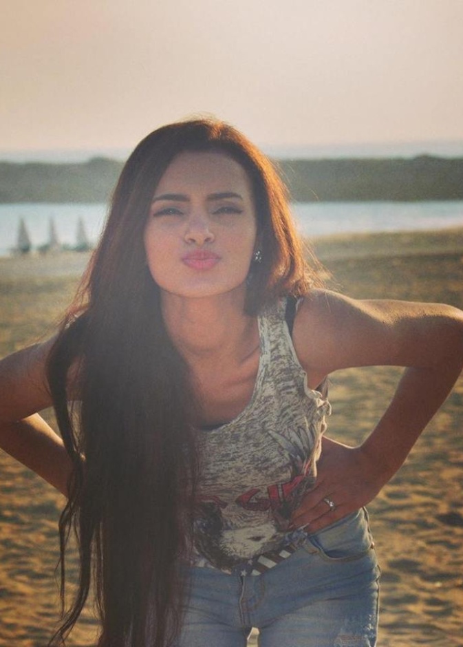 كارمن سليمان وقبلة مميزة لجمهورها من شاطئ البحر