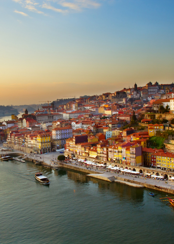 البلدة القديمة من بورتو ونهر دورو عند غروب الشمس