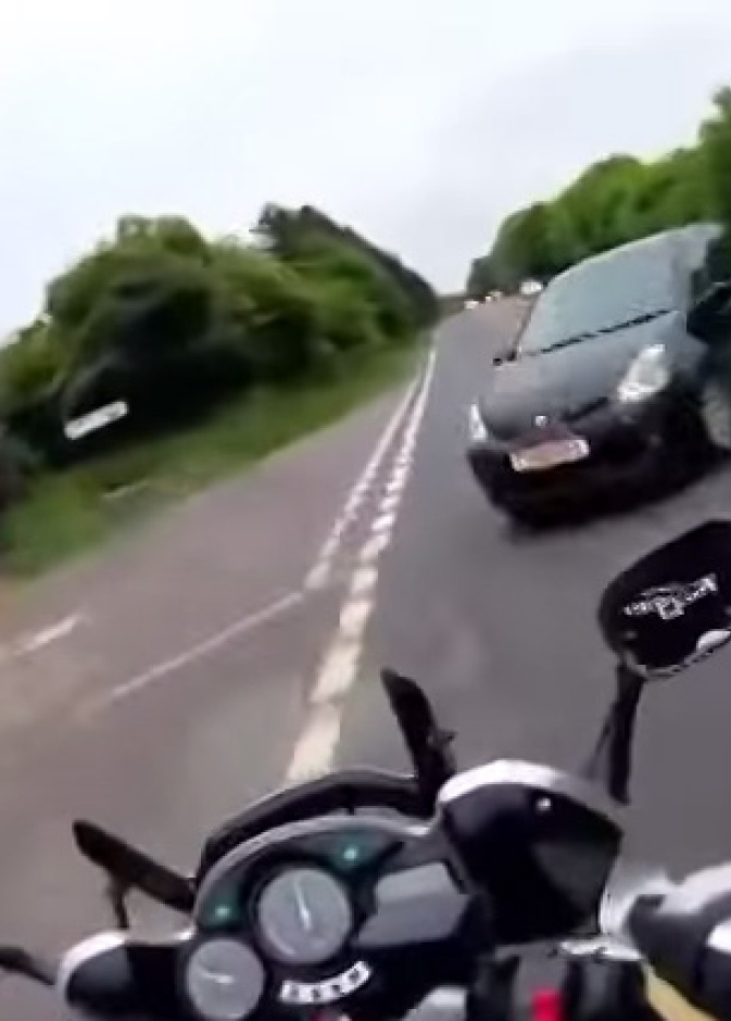 بالفيديو: كاميرا على خوذة متسابق دراجة نارية توثق لحظة مقتله!