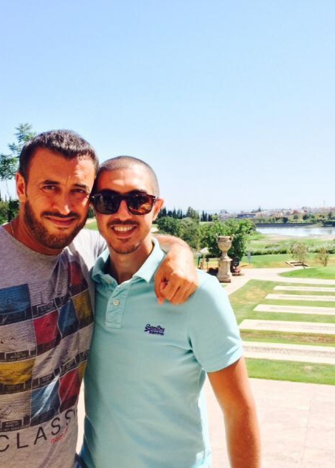 كاظم الساهر مع ابنه عمر أثناء رحلتهما الى اسبانيا