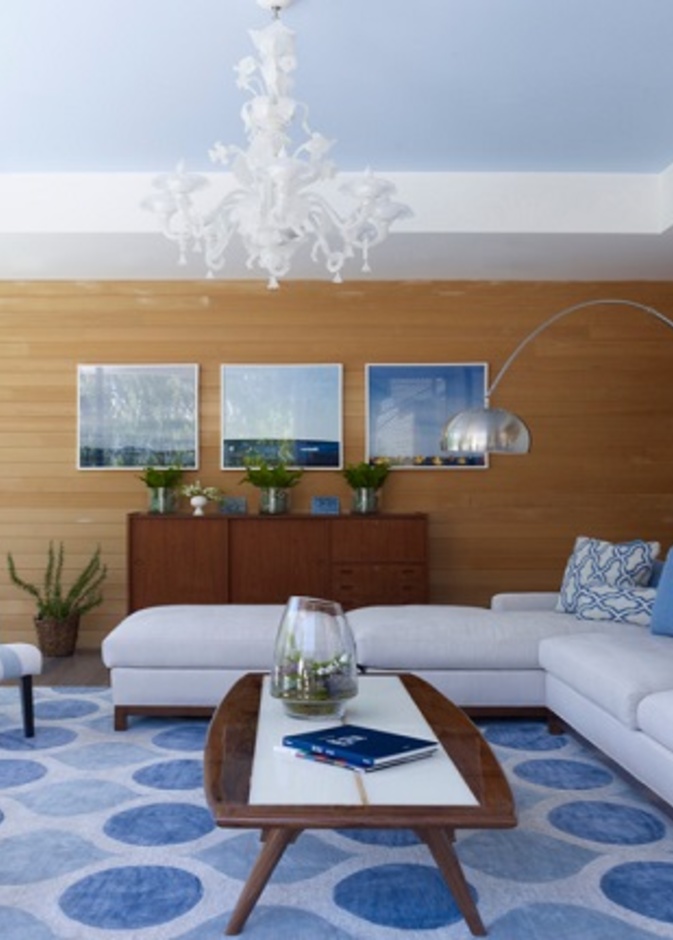 يبعث اللون الأزرق في غرفة المعيشة على الهدوء والراحة