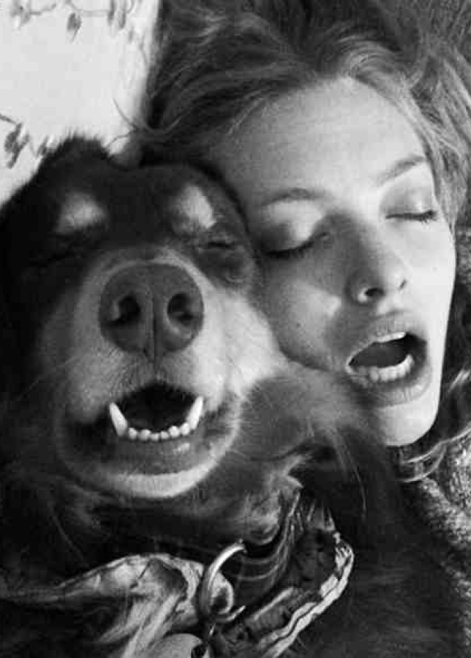  أماندا سايفريد مع كلبها فى عيد ميلاده الخامس