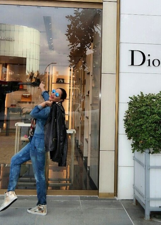 أحلام تستعرض اناقتها امام المتاجر العالمية