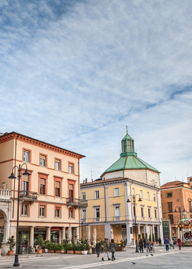 برج الساعة القديمة، والكنيسة في البلدة القديمة من مدينة ريميني