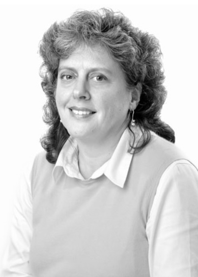 السيدة بات فروست خبيرة المطرزات والأقمشة في دار كريستيز