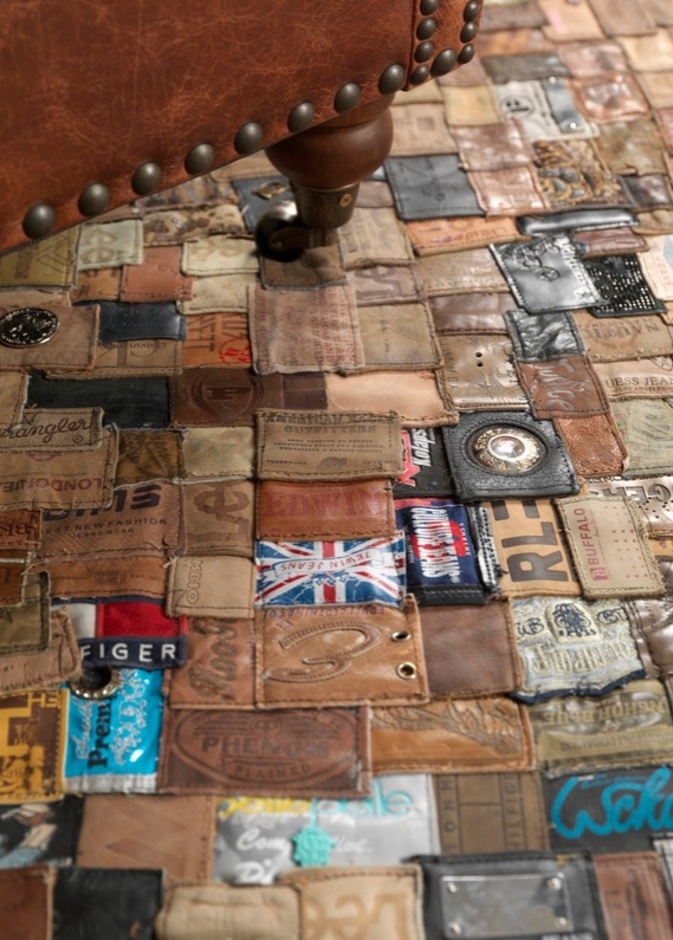 نظرة مقربة إلى علامات الجينز التجارية التي تم جمعها من حول العالم