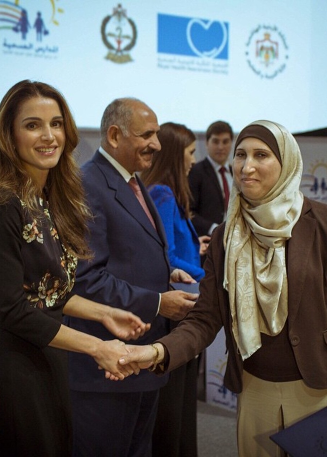 الملكة رانيا العبدالله خلال جولة في معرض المدارس الصحية 