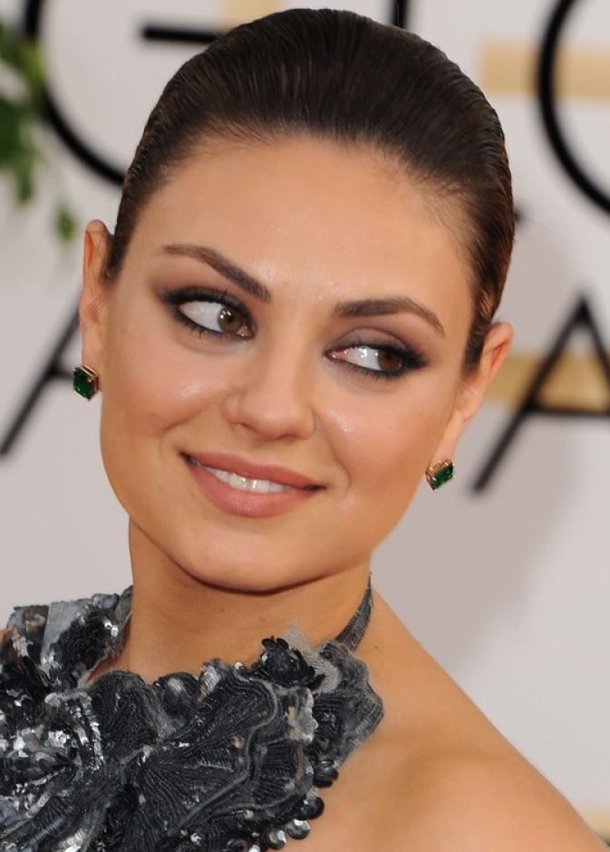  ميلا كونيس ترتدي أقراطاً زمردية من تصميم مارينا بي أيضاً