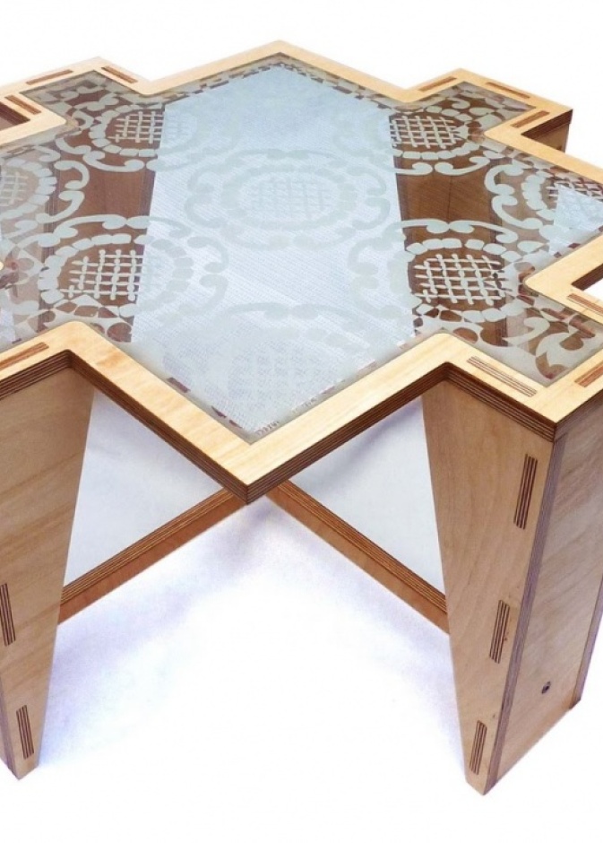 طاولة خشبية عصرية بزجاج مزين بنقوش الدانتيل