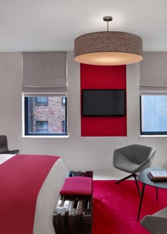 عل الرغم من أن الأحمر لون يجب الحذر عند اساخدامه إلا أنه ظهر أنيقاً ودافئاً في هذه الغرفة.