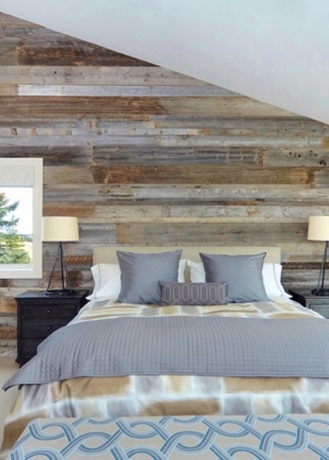 يخفف الخشب من حدة تباين الأبعاد في الجدران ليجعلها أشبه بمسطحات فنية