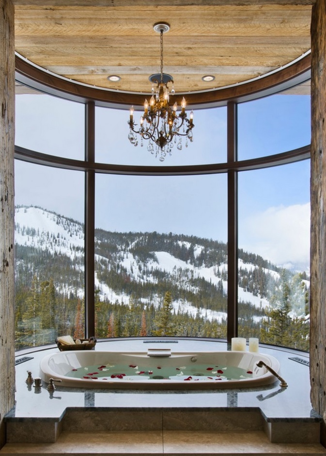 حوض استحمام بإطلالة رائعة على جبال الألب الشامخة