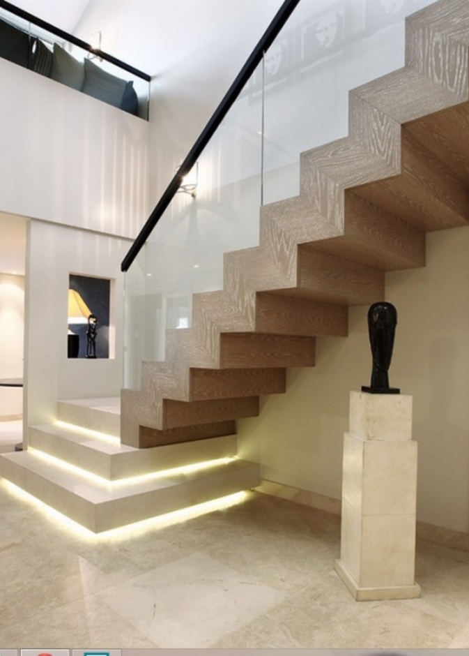 سلالم عصرية من الخشب مع لمسة من الرخام و دبرازون من الزجاج