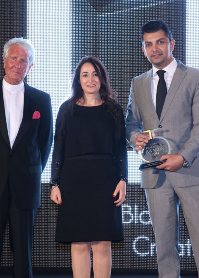 السيدة مي برد رئيسة التحرير خلال تكريم إحدى الفئات الفائزة في الجائزة.