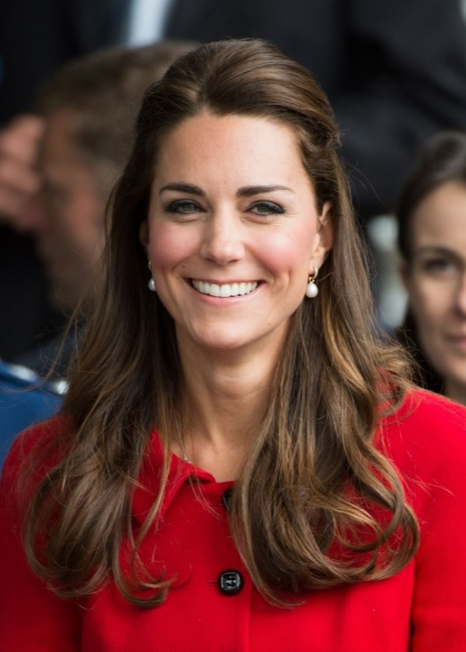 الأقراط اللؤلؤية من دار أنوشكا تكاد لا تفارق أذني الأميرة الجميلة