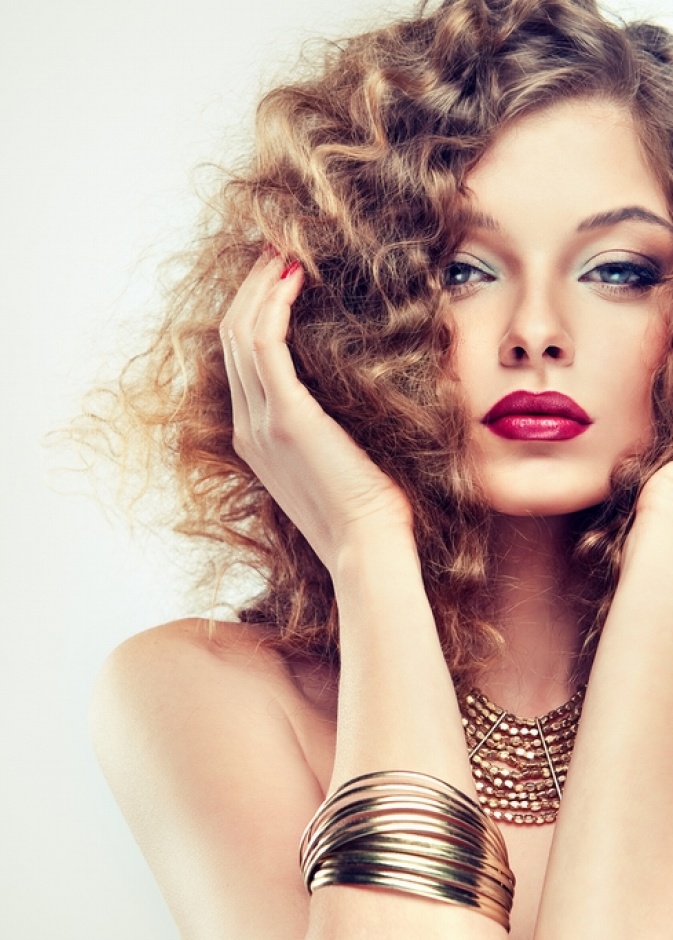 كيف تجعلين شفاهك عصرية ولامعة لمناسبات نهاية العام؟