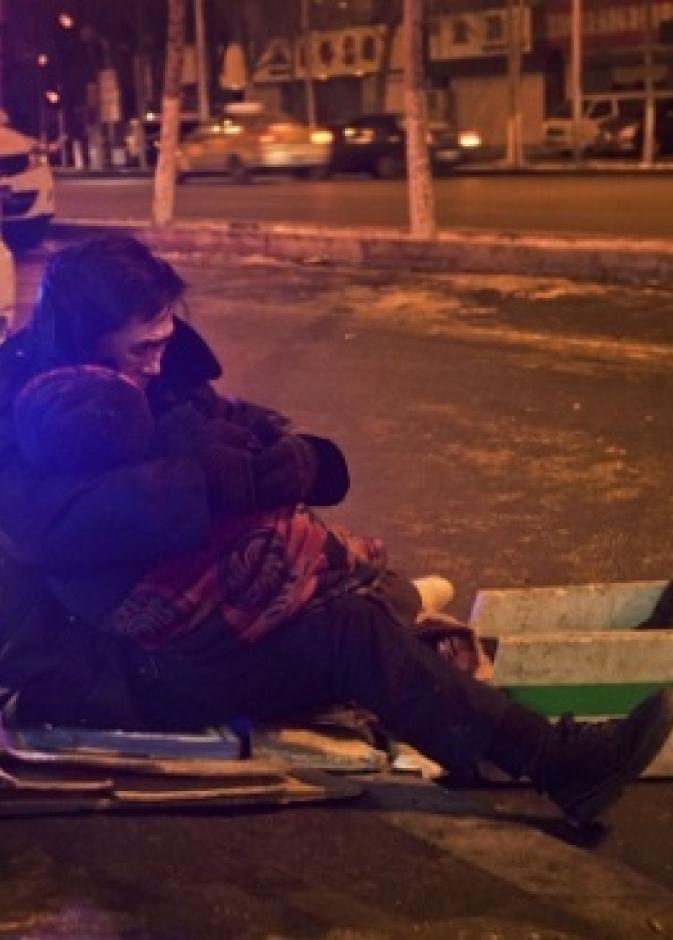 صيني يعانق جثة زوجته المتوفاة لساعتين في الشارع