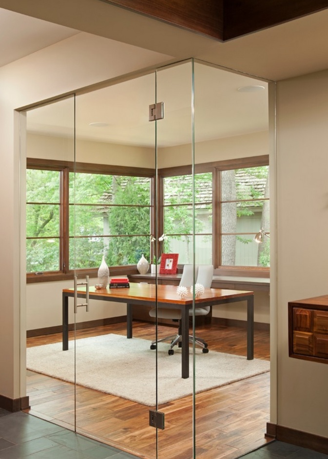 الجدران الزجاجية خيار مثالي للمكاتب المنزلية حيث تعزل الصوت وتسمح لسيدة المنزل أن تراقب المساحات الأخرى