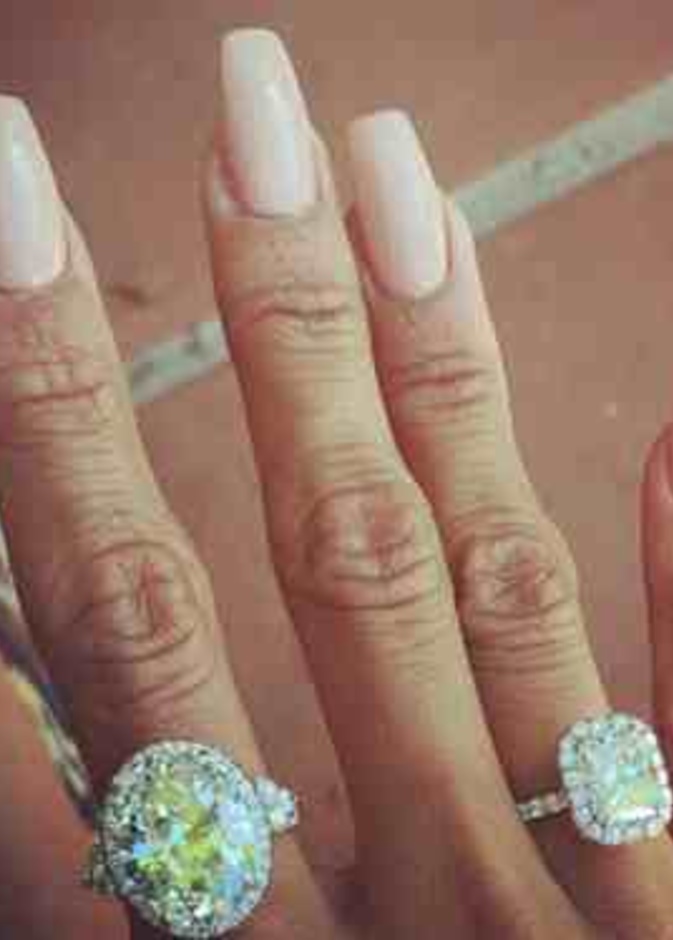 منح كريس براون صديقته Karrueche خاتمين من الألماس